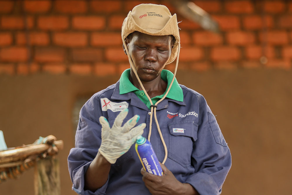 VWB-trained CAHW checking label on wound spray - Zoetis